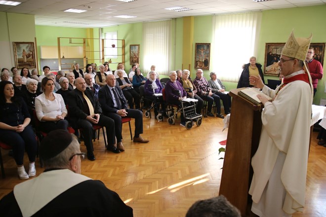 ​Biskup Radoš pohodio Caritasov dom za starije i nemoćne u Ivancu